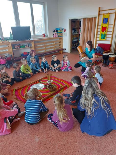 Deti so zdravotným znevýhodnením počas muzikoterapie v Klube Nezábudka