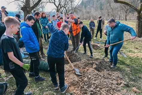 Dobrovoľníci spoločne pracujúci na komunitnom projekte