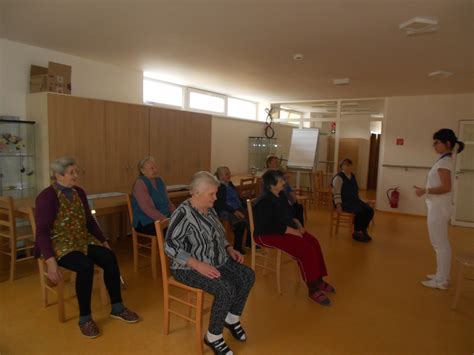 Ľudia rôznych vekových kategórií a schopností vykonávajúci rehabilitačné cvičenia