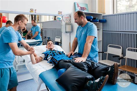 Pacient cvičiaci v ADELI obleku