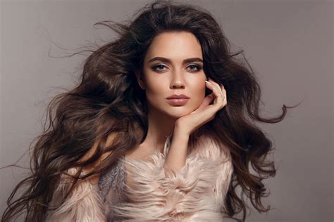 Žena s clip-in vlasmi