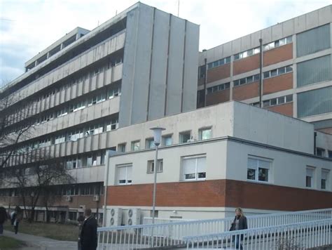 Detský krk s obväzom po operácii mandlí