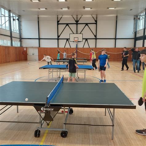 Skupina seniorov hrajúcich stolný tenis