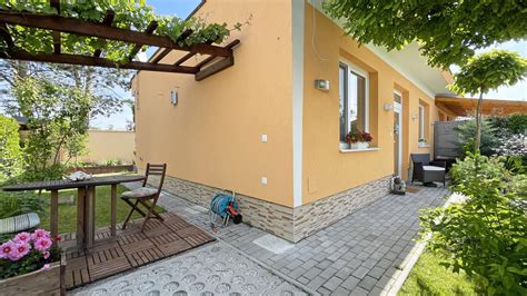 Exteriér domova dôchodcov s upraveným dvorom a terasou