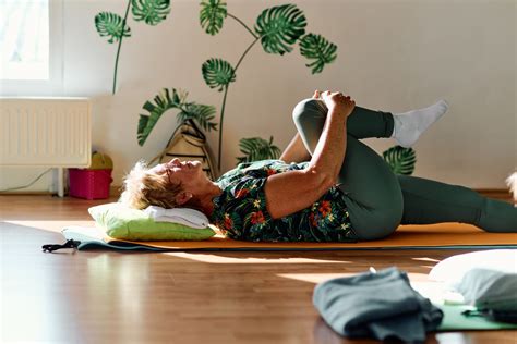 Fyzioterapeut pomáhajúci seniorovi s cvičením na zlepšenie pohyblivosti