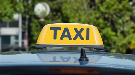 Osoba s preukazom ZŤP a logo taxislužby