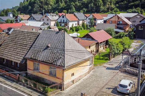 Zamestnanec pracujúci z domu v pohodlnom prostredí
