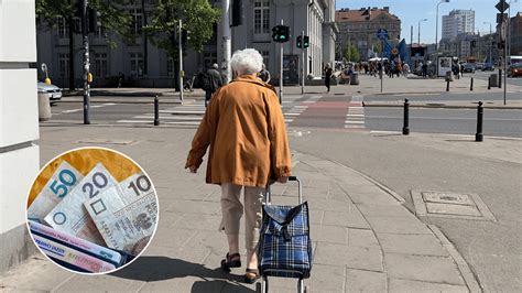 Seniorka hrá digitálnu hru na tablete