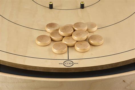 Seniori hrajú stolovú hru Crokinole