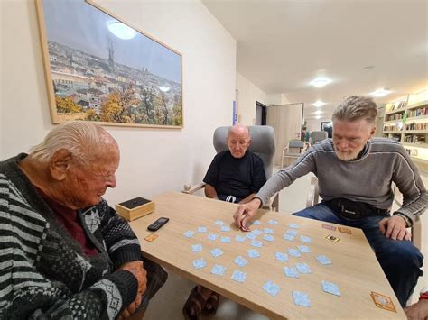 Seniori hrajú pexeso