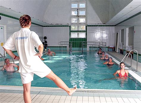 Ilustrácia skupiny seniorov relaxujúcich v termálnom bazéne