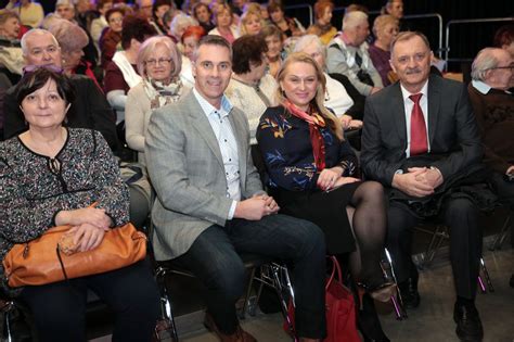 Fotografia z jedného z vystúpení seniorskej skupiny na kultúrnom podujatí