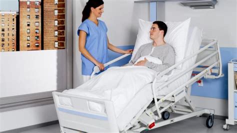 Ilustračná fotografia umývania pacienta na posteli