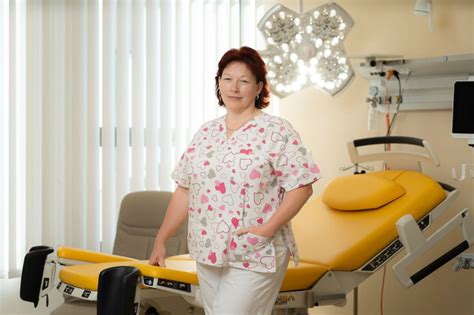 Pôrodná asistentka s nástrojmi na operačnej sále