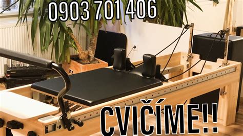 Žena cvičiaca pilates na podložke