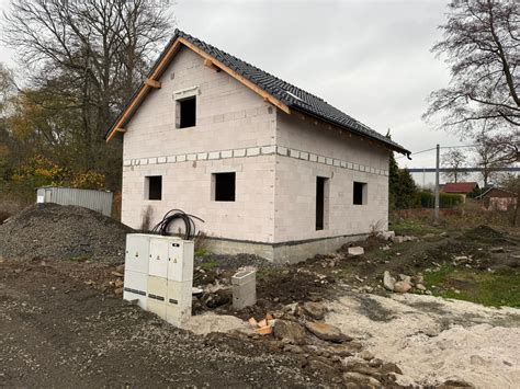Zasnežená strecha rodinného domu s viditeľnou hrubou vrstvou snehu