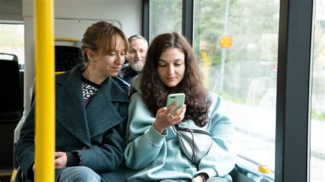 Ilustrácia ľudí v autobuse, kde jeden ustupuje druhému