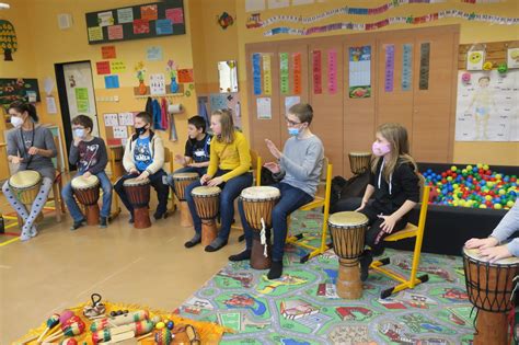 Seniori s demenciou zapojení do skupinovej muzikoterapie