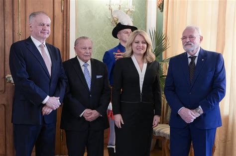 Fotografia prezidentky Zuzany Čaputovej s exprezidentmi (Ivan Gašparovič, Rudolf Schuster, Andrej Kiska)