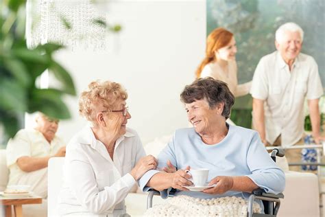 Ilustrácia opatrovateľky v rozhovore so seniorkou, zdôrazňujúca dôveru a vzájomné pochopenie