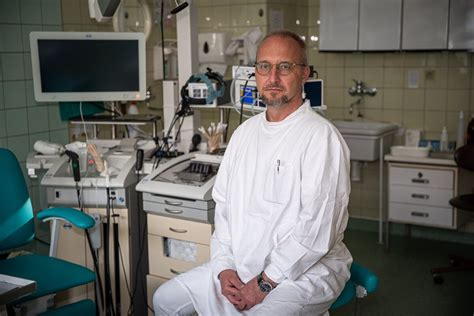 Lekár ORL vyšetrúva dieťa