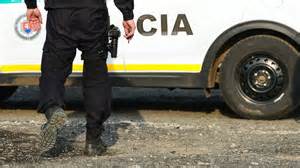 Policajt rozpráva so seniormi v klube, ukazuje im preventívne materiály
