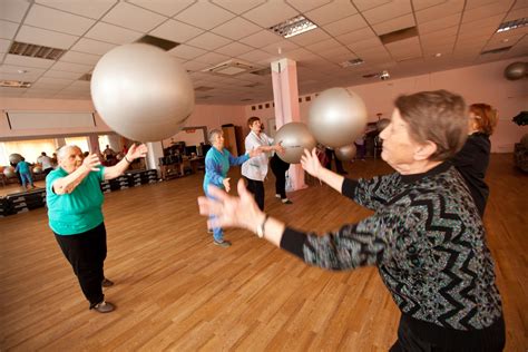 Šťastní seniori tancujúci v skupine
