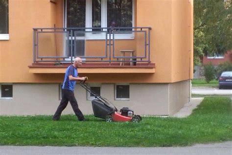 Dôchodca sediaci na ulici s batohom