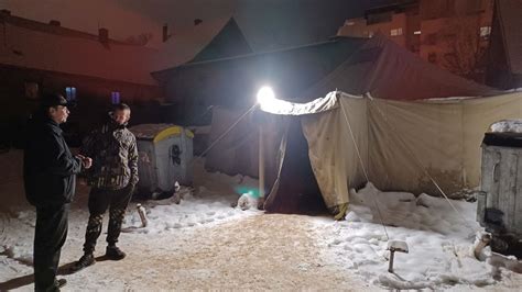 Bezdomovec vstupujúci do iglu prístrešku