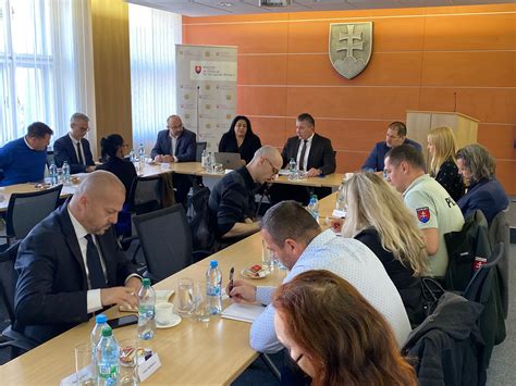 Ilustrácia: Sediaci úradníci pracujú s dokumentmi v ministerstve vnútra