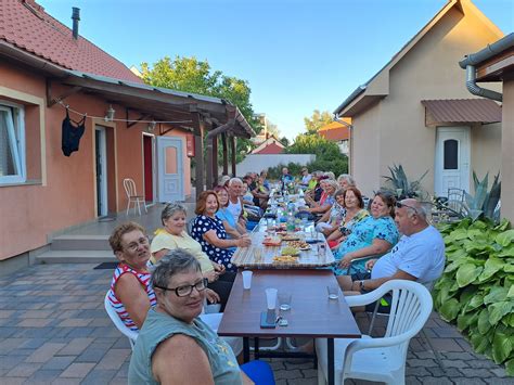 Seniorské centrum, seniori spolu diskutujú