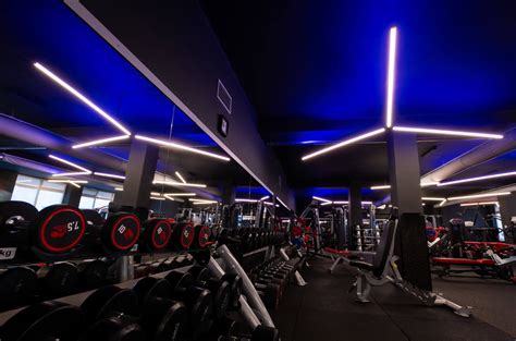 Fotografia moderného fitness centra s fyzioterapeutickou zónou