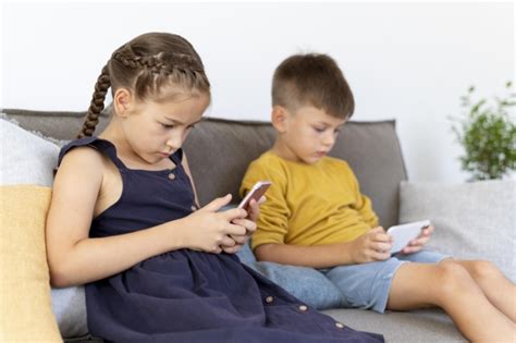 Dieťa pozerajúce do mobilného telefónu