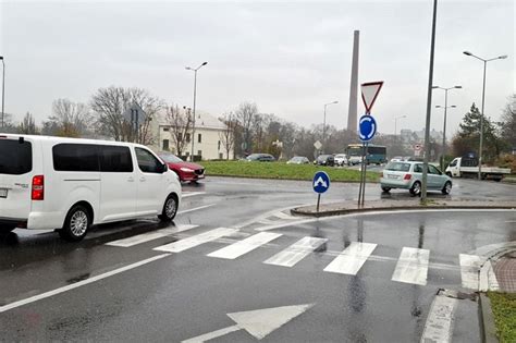 Ilustrácia križovatky s rôznymi dopravnými značkami a semaformi