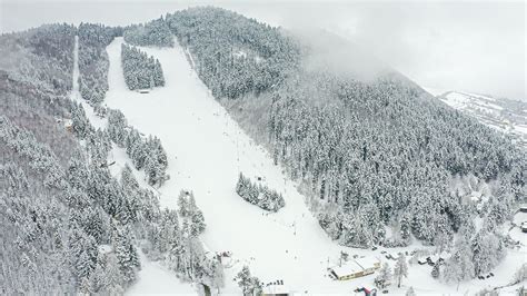 Panoramatický pohľad na Lysá Ski Resort Drienica v zime