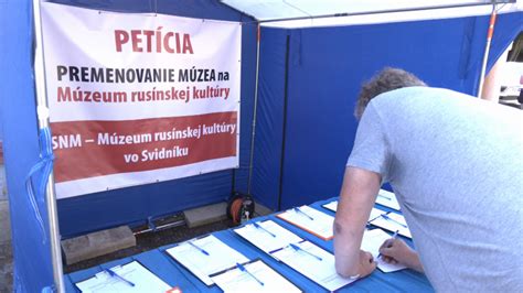 ľudia podpisujúci petíciu na verejnom priestranstve