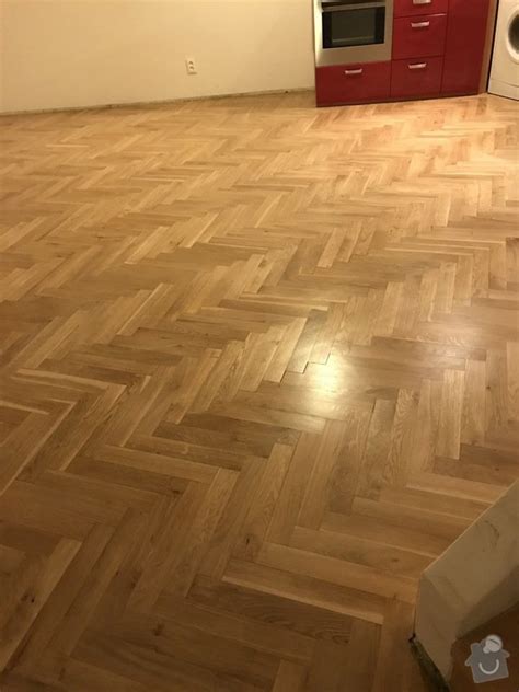 Ukážka zrenovovanej drevenej podlahy v spoločenskom priestore