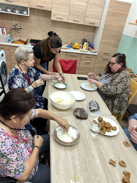 Interiér spoločenskej miestnosti v domove seniorov