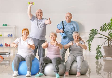 Seniori pri skupinovom cvičení pod vedením inštruktora
