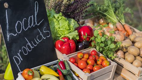 Ľudia na farmárskom trhu nakupujú lokálne produkty