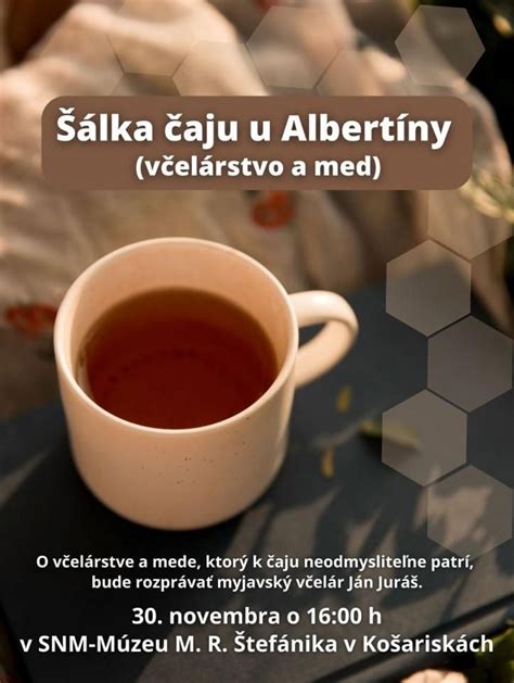 senior lúštiaci krížovku pri šálke čaju