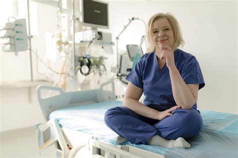 Lekárka vyšetrujúca pacientku