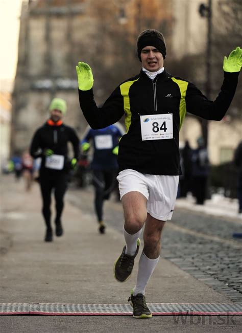 Starší bežci počas behu na 10 km pretekoch