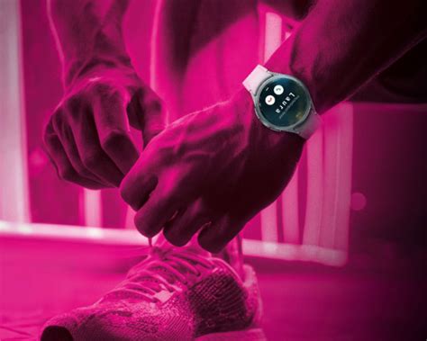 Bežec sledujúci svoje tempo na smart hodinkách