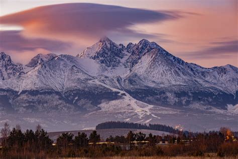 Panoramatický pohľad na Vysoké Tatry s hotelom SOREA