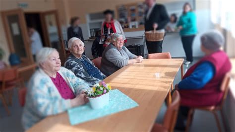 Seniori venujúci sa ručným prácam v Centre sociálnych služieb Terchová