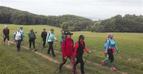 Obrázok ľudí cvičiacich nordic walking