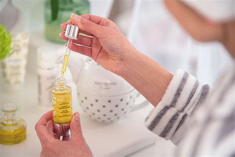 Staroveká čínska žena aplikujúca prírodné ingrediencie na tvár