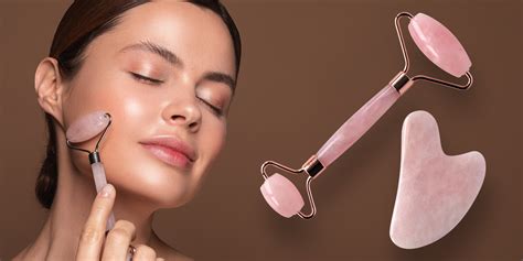 Žena vykonávajúca Gua Sha masáž na tvári