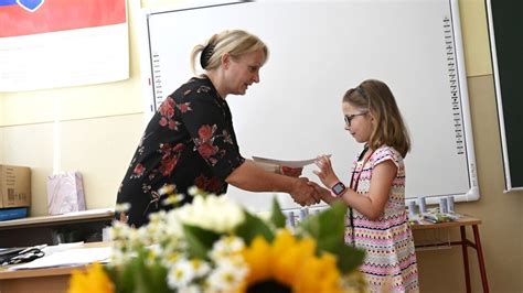 Rodičia a učitelia diskutujúci o vzdelávaní
